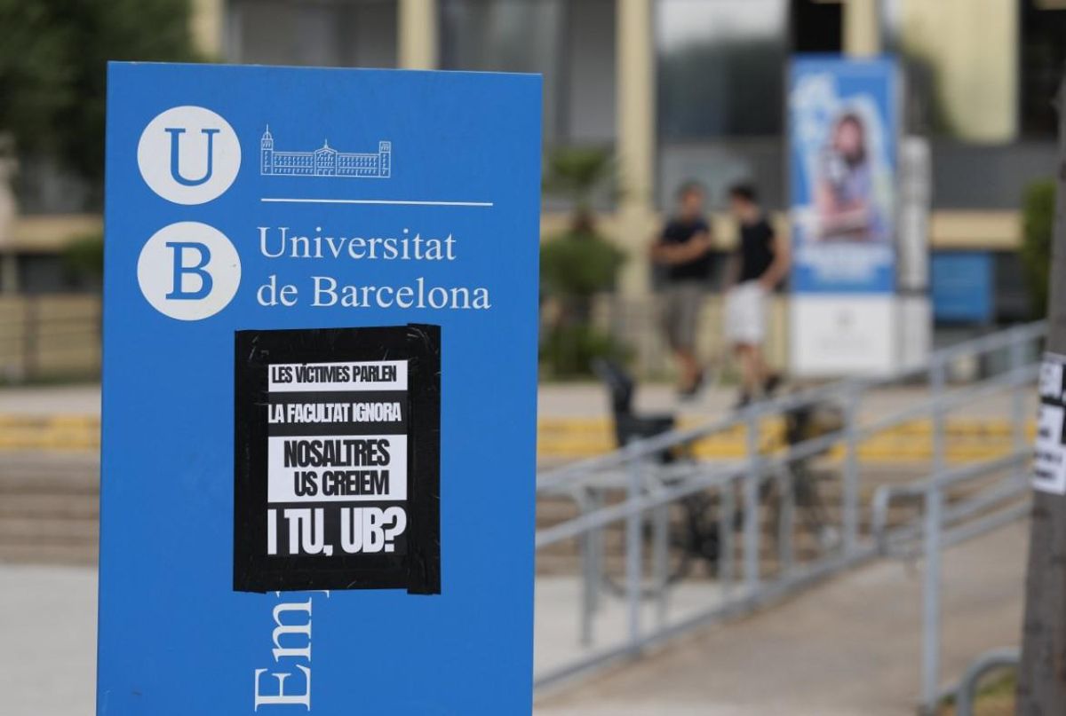 Uno de los carteles en contra de CREA en la UB, esta mañana