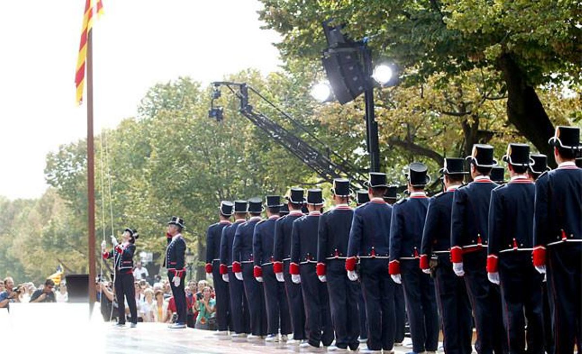 Els Mossos d’Esquadra assisteixen al moment en què s’hissa la bandera catalana vestits de gala.
