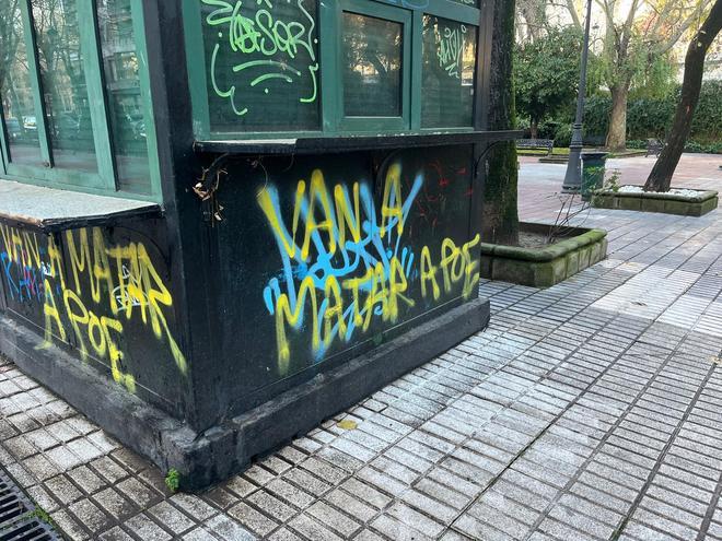 Galería | Paredes con la pintada "Van a matar a Poe" en Cáceres