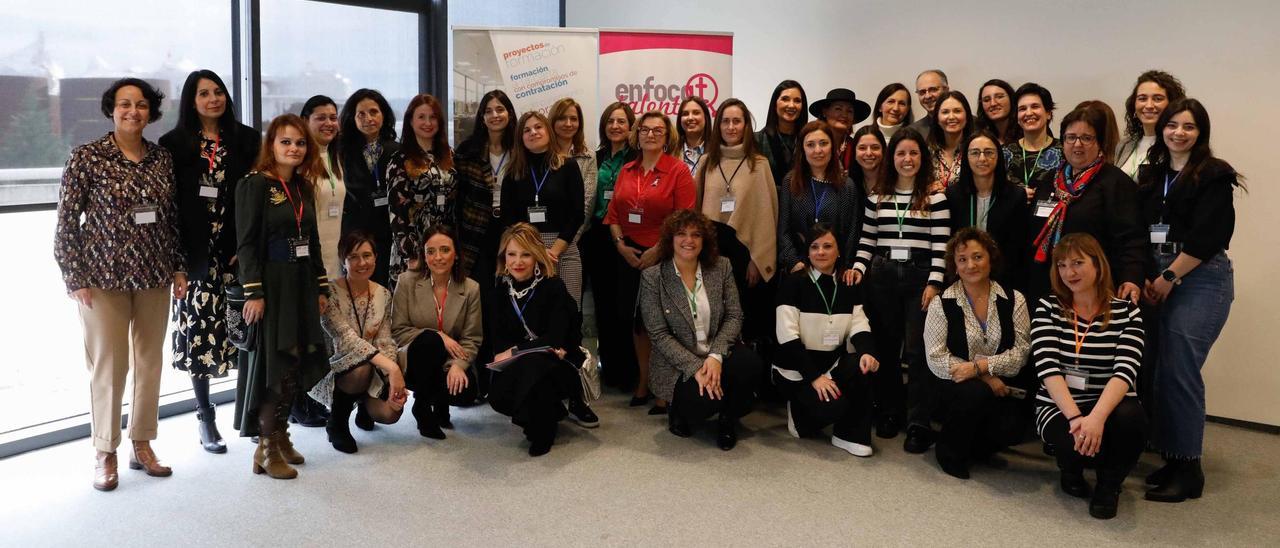 Mentoras y alumnas, en una foto de familia, con el edil Juan Carlos Guerrero y técnicas del servicio de Formación y Empleo, ayer en el Centro Niemeyer.