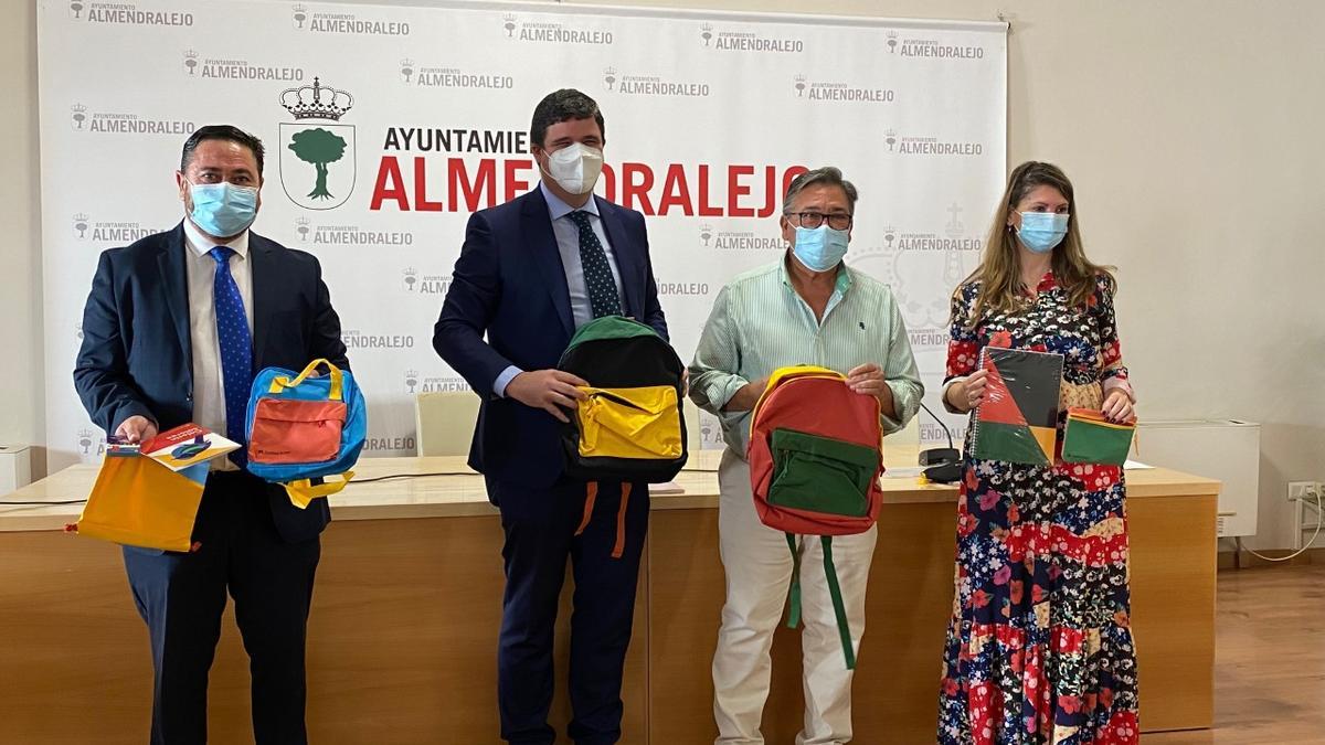 Representantes del ayuntamiento y La Caixa presentan la campaña de material escolar