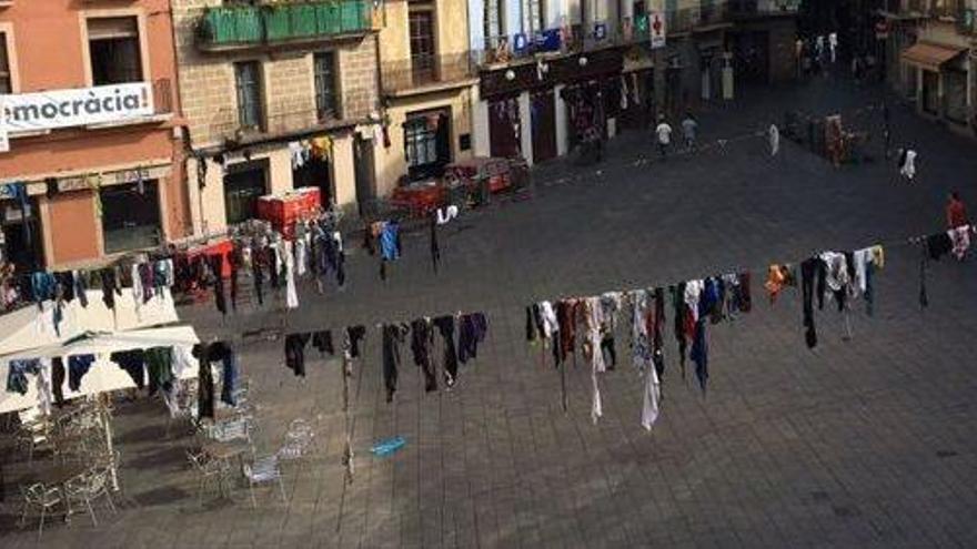 La tradició de penjar les samarretes estripades a la plaça Major s&#039;ha repetit