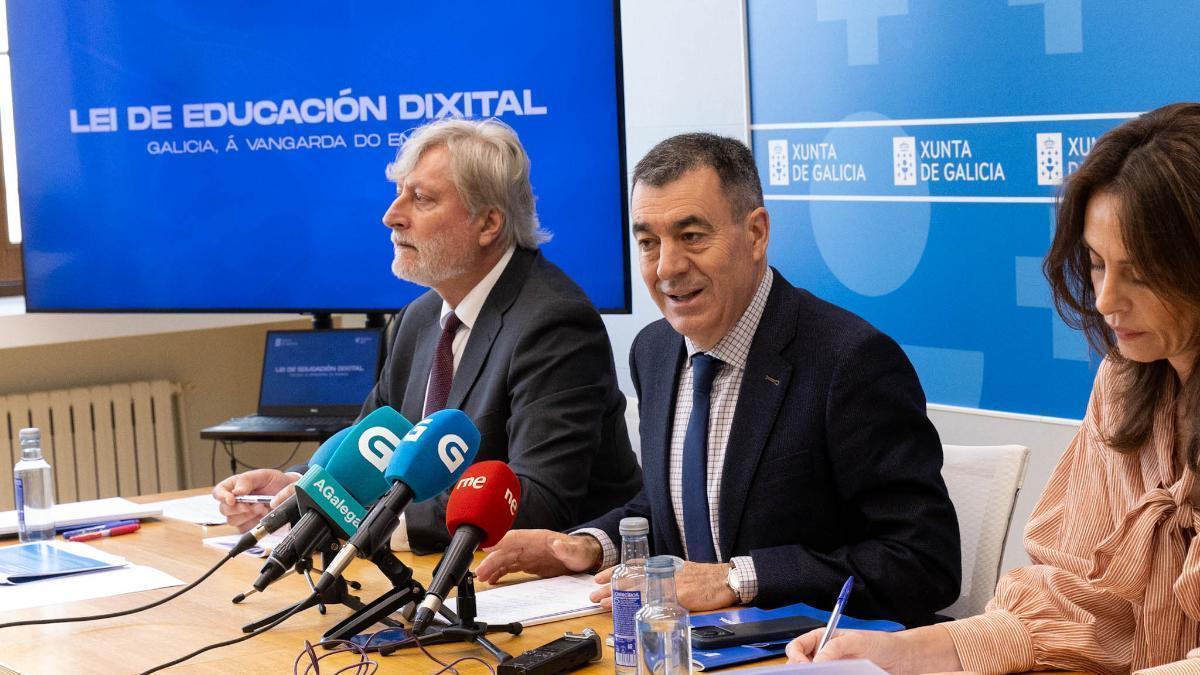 El conselleiro de Educación, el secretario xeral técnico de la Consellería y la directora xeral de Ordenación e Innovación educativa.