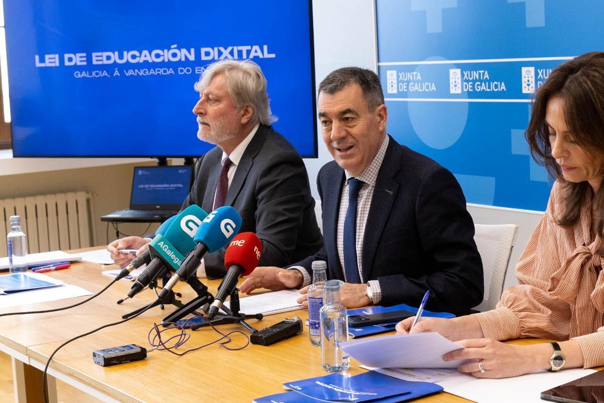 El conselleiro de Educación, el secretario xeral técnico de la Consellería y la directora xeral de Ordenación e Innovación educativa.
