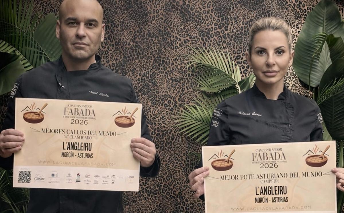 David Martín y Liliana Gómez, con los diplomas del mejor pote asturiano del mundo y de los terceros mejores callos.
