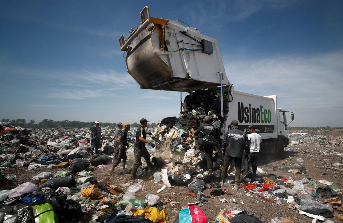 Recicladores de basura revisan montones de desechos en un vertedero de cartón, plástico y metal, que venden en turnos de 12 horas, mientras Argentina enfrenta una de las tasas de inflación más altas del mundo, que superará el 100 % este año, en Luján, el las afueras de Buenos Aires, Argentina 5 de octubre de 2022.