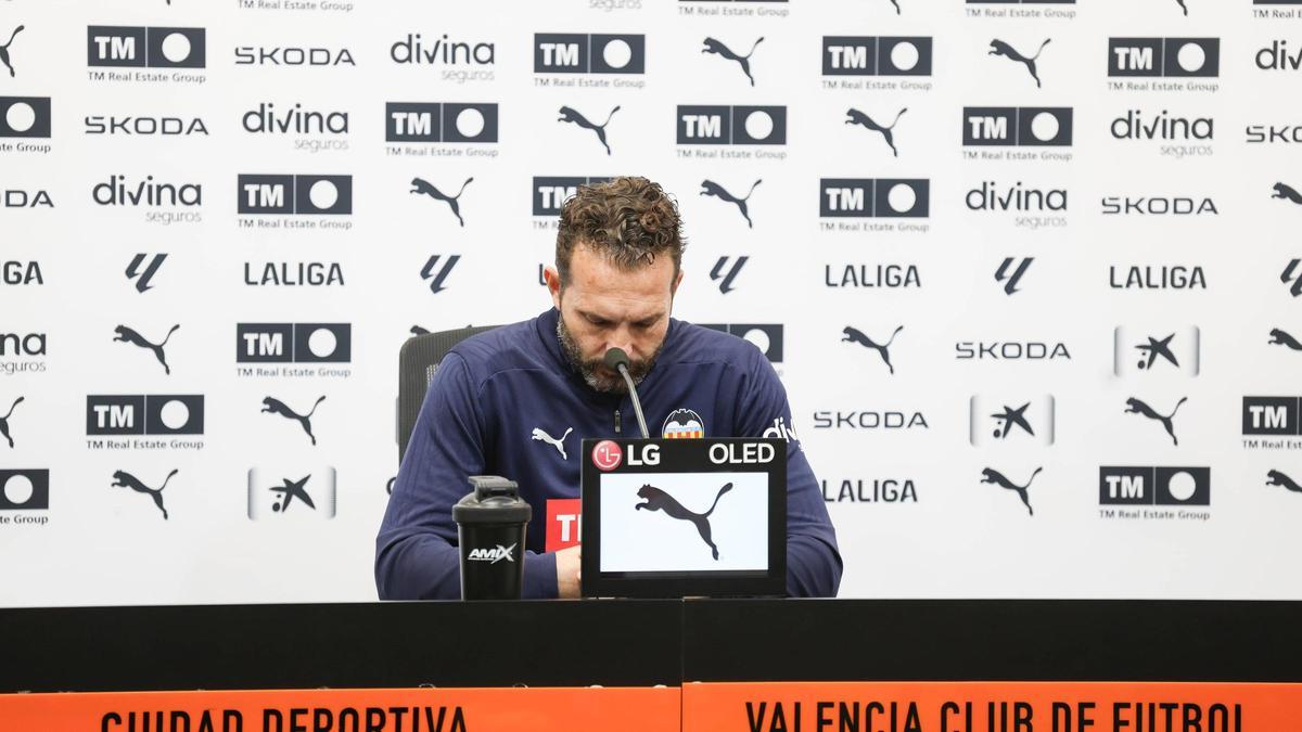 Baraja en la sala de prensa de la Ciudad Deportiva.
