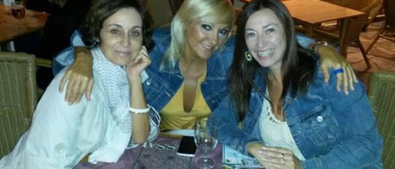 María Pérez Agulló, a la derecha de la imagen, con dos amigas, en una foto de las redes sociales.