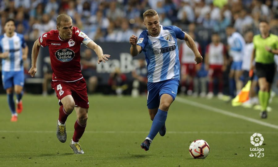 El Málaga CF domina el encuentro, tiene claras ocasiones, pero acaba perdiendo ante el Deportivo de la Coruña con un desafortunado autogol de Munir, que metió en su portería un disparo desde la frontal de Álex Bergantiños