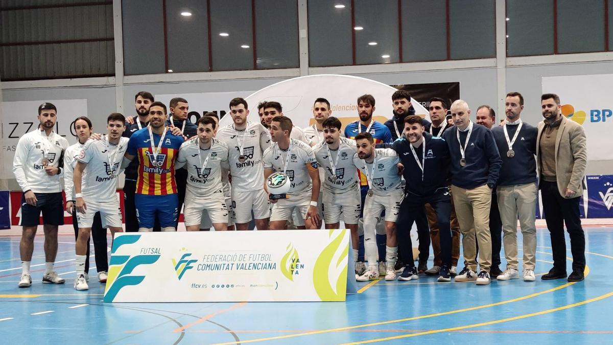 Los jugadores y el cuerpo técnico del Alzira FS con la medalla de subcampeón.
