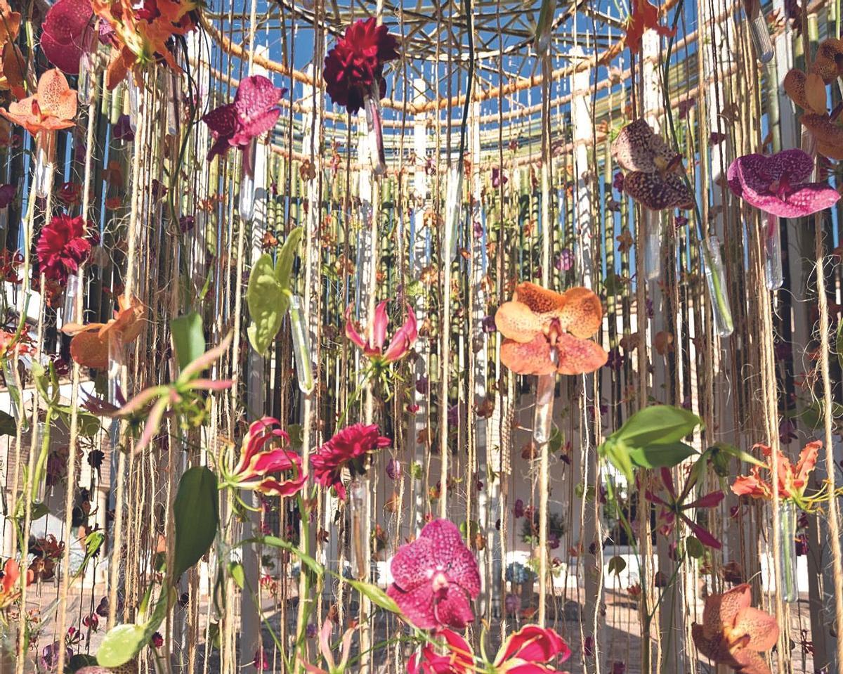 Imagen del interior de la instalación de Ton Wonwere en el Patio de las Columnas de Viana.