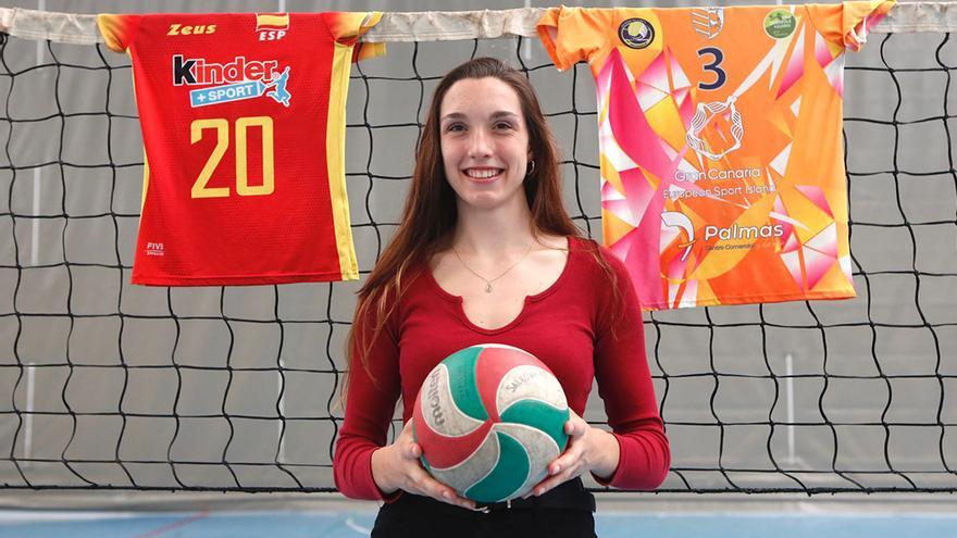 La cordobesa Raquel Montoro, en la pista de Salesianos, con las camisetas de la selección de España y de su club.