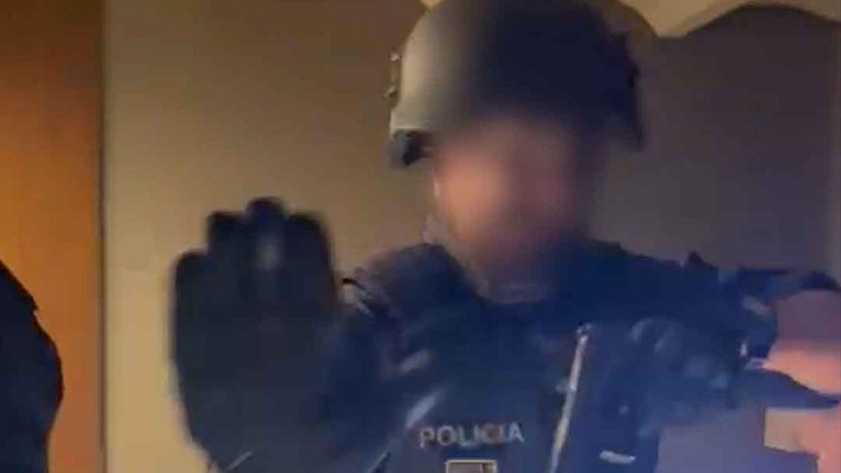 Los Mossos d’Esquadra registran una habitación de hotel contigua a la del secuestrado en Barcelona.