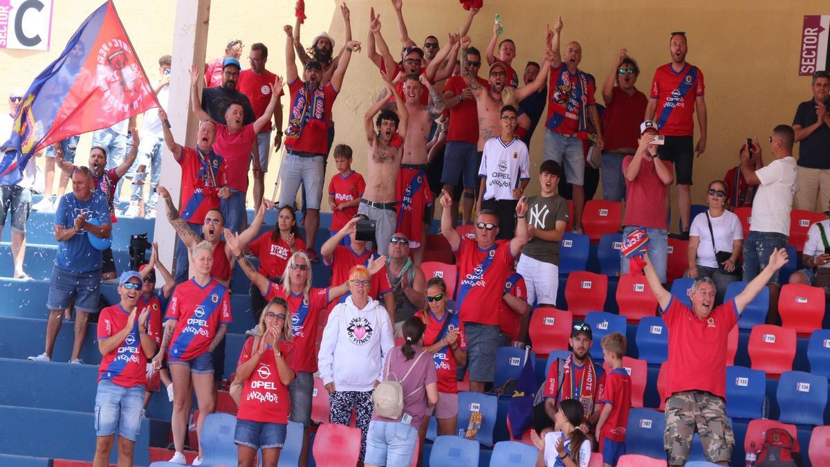 Aficionados de la UD Lanzarote en la Ciudad Deportiva Lanzarote.