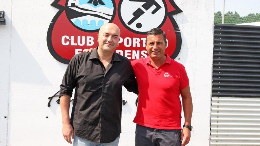 Alberto Mariano y Toño Camba ante el escudo del Estradense.