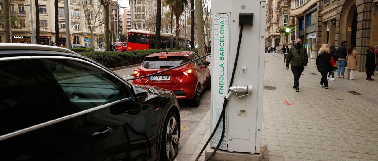 Un cargador cada 75 kilómetros en España.