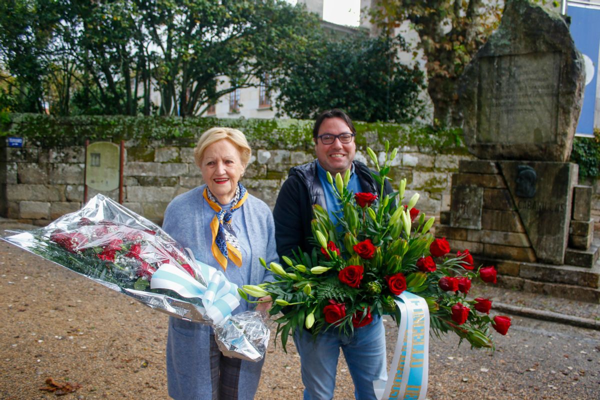 "Pitusa" Cabanillas y Constantino Cordal, con el monumento a Cabanillas tras ellos