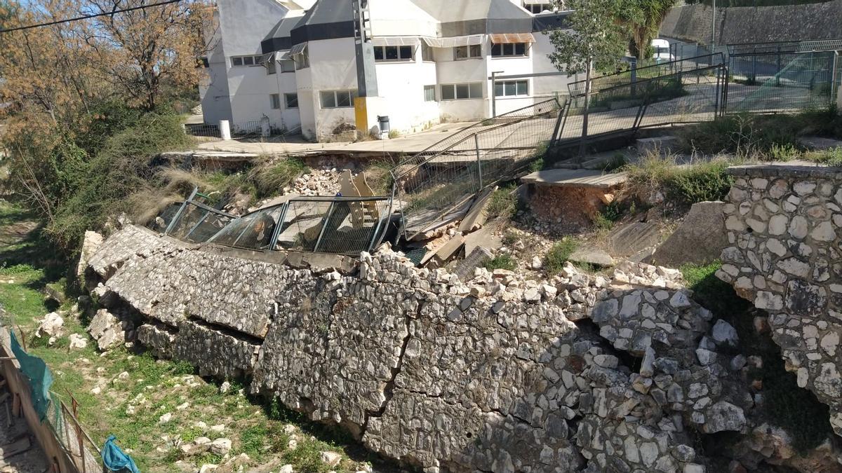 El barranco de la Mota con el muro sobre la guardería derruido.