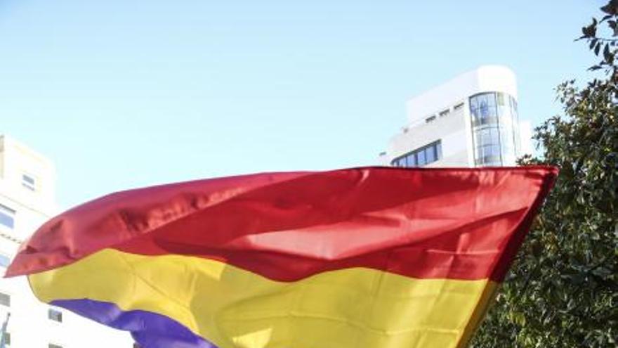 Vítores y abucheos frente al Teatro Campoamor