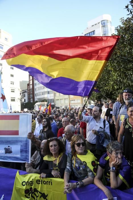 Vítores y abucheos frente al Teatro Campoamor