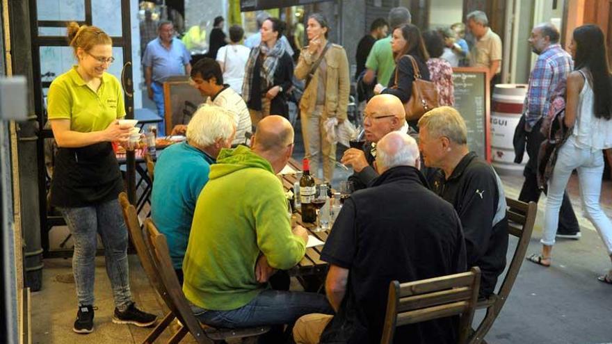 Turistas en una terraza de A Coruña.