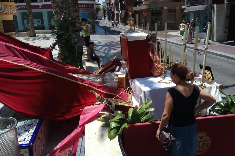 Diferentes imágenes de la procesión litúrgica del Corpus Christi que ayer recorrió las calles del centro, tal y como viene sucediendo desde hace más de seis siglos.