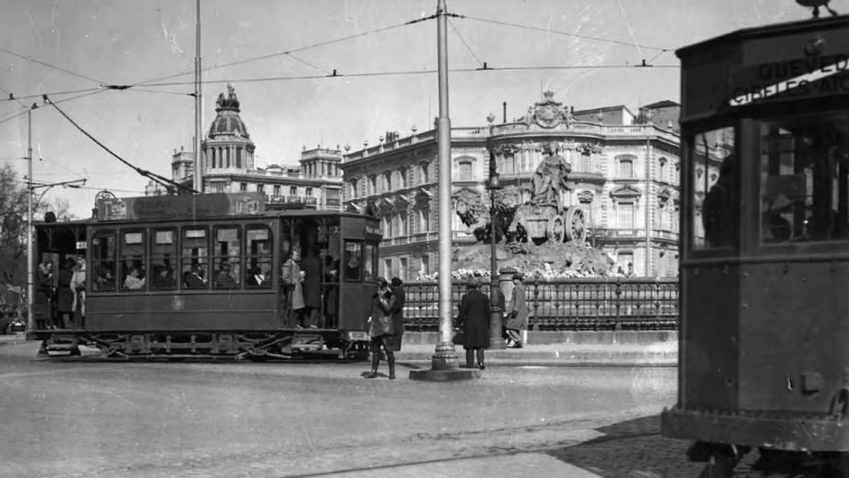 Un tranvía eléctrico pasando junto a la Cibeles.