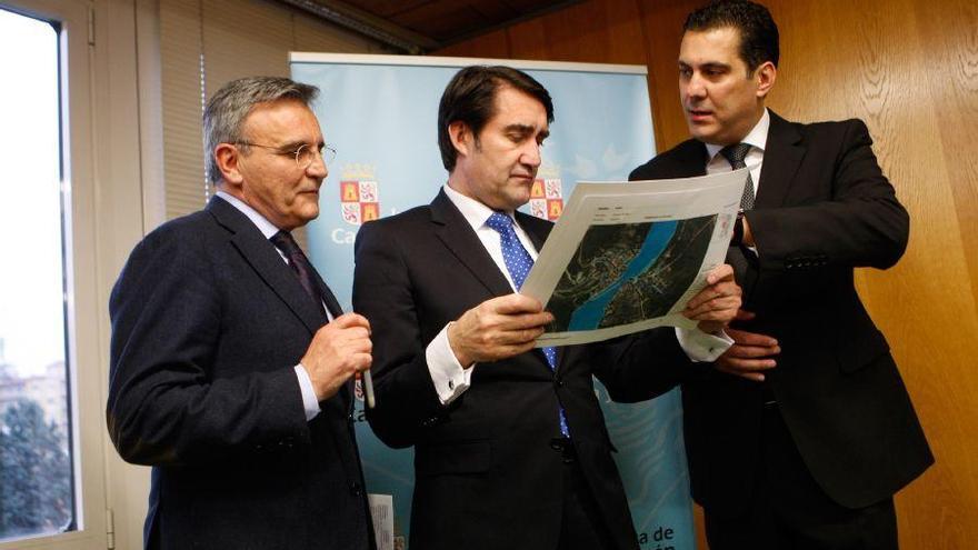 Juan Carlos Suárez Quiñones (centro), esta tarde, en la presentación de la Guía de actuación contra las inundaciones