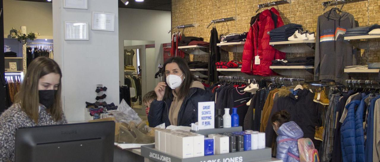 Una dependienta atiende a una clienta en una tienda de ropa en Lalín. |   // BERNABÉ/JAVIER LALÍN