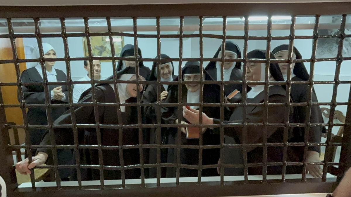 Momento de la entrega de la reliquia de Sant Joan de Ribera a las monjas Carmelitas de Ontinyent.