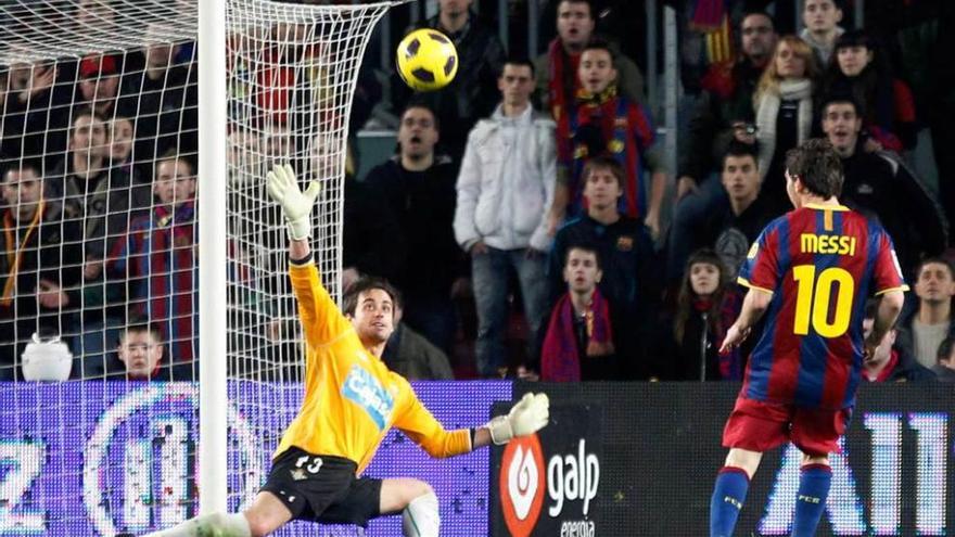 Messi bate a Casto en un partido entre Barça y Betis de la Copa del Rey.