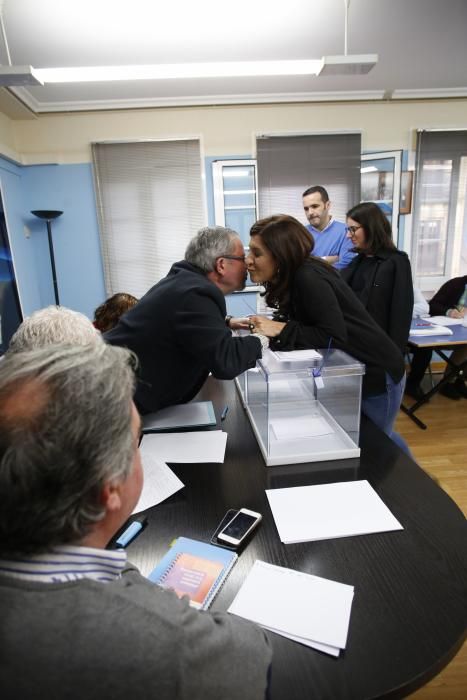 Carmen Maniega Vota en las primaras del PP en la sede de Avilés.