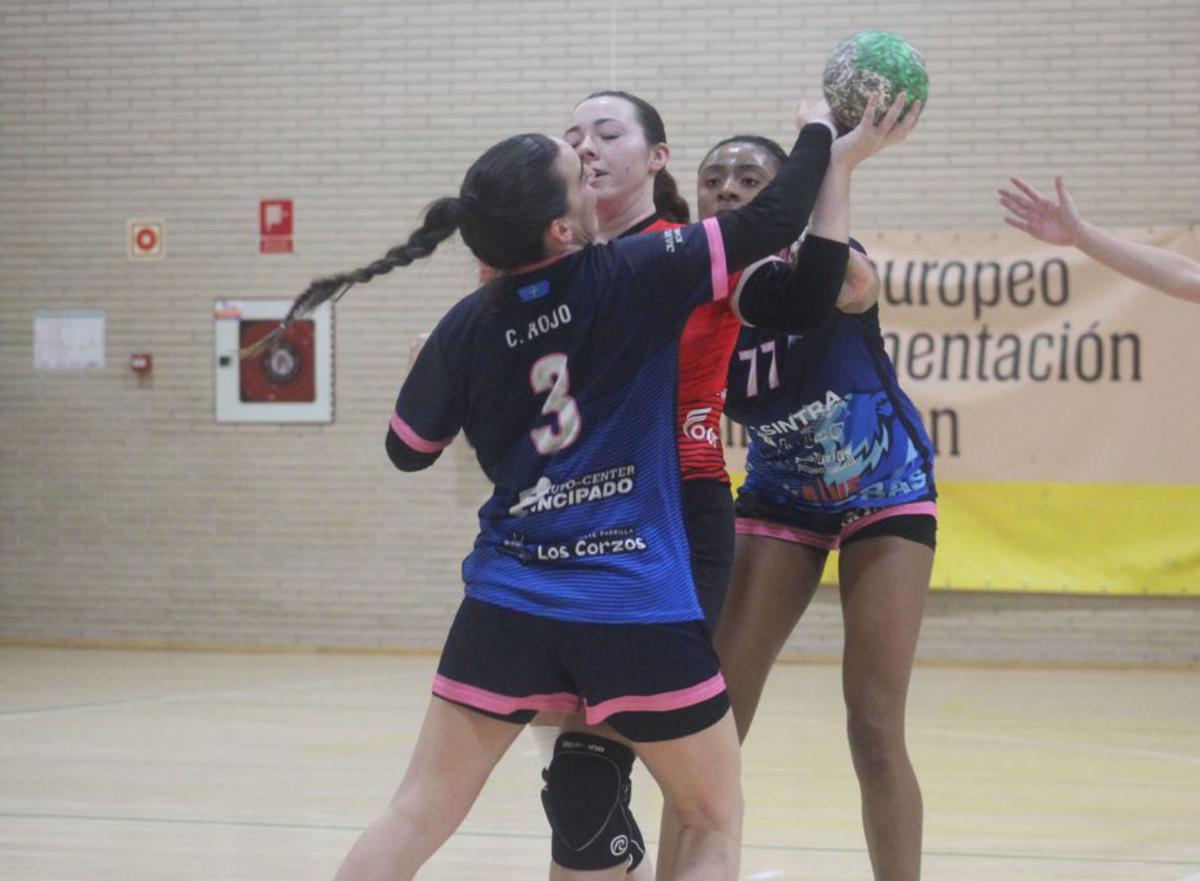 Celia Rojo y Lisa Chiagozie, del Lobas Oviedo, obstaculizando a Lorena Botella, del Colores Zaragoza. |