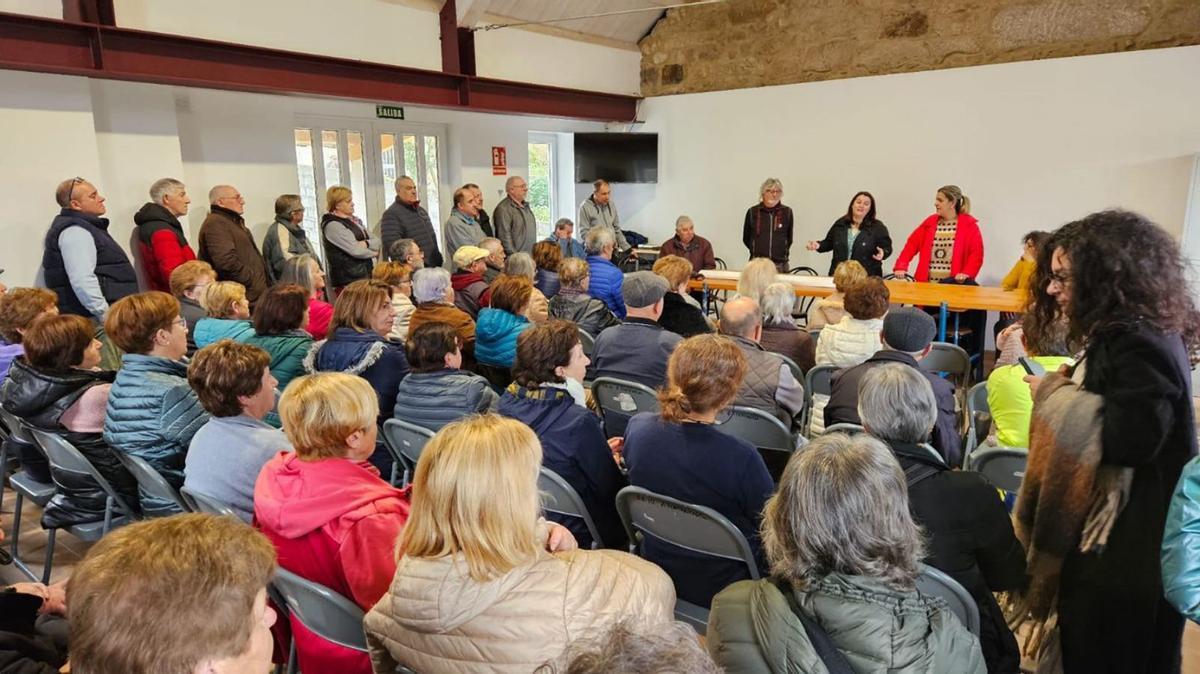 Vecinos y Concello reunidos ayer en O Hío antes de la concentración ante el consultorio.  |  G.N.