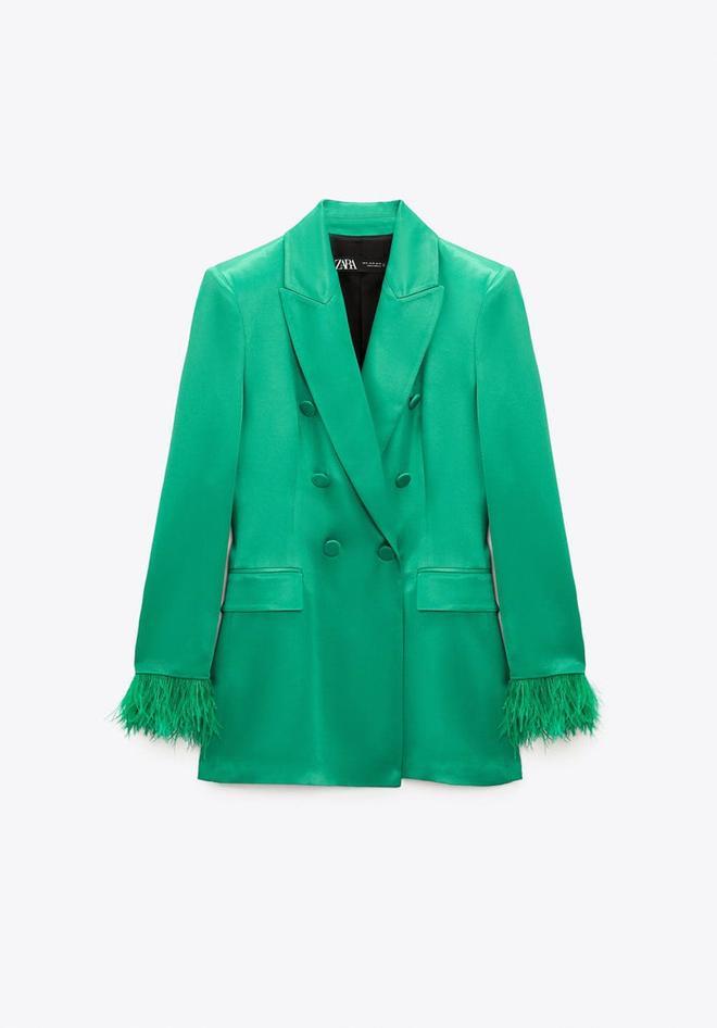 Blazer con plumas de Zara (precio: 69.95 euros)