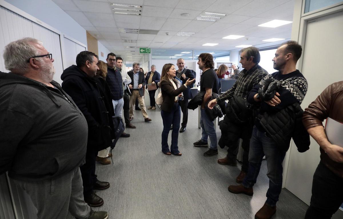 La conselleira saluda a los representantes de las confradías arousanas en Pontevedra