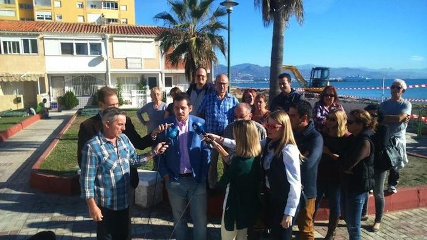 El concejal Alejandro Carballo, en el centro, ayer en Sacaba Beach.