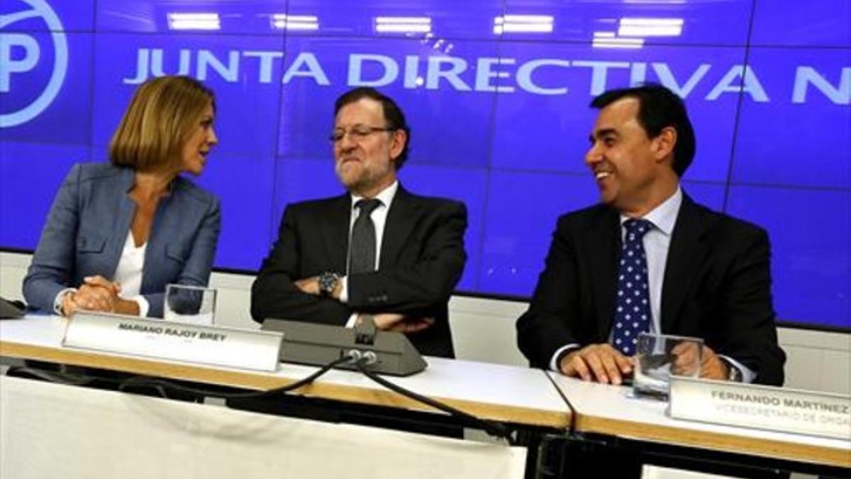 Rajoy, junto a la número dos del PP, María Dolores de Cospedal, en la junta directiva del partido, ayer.