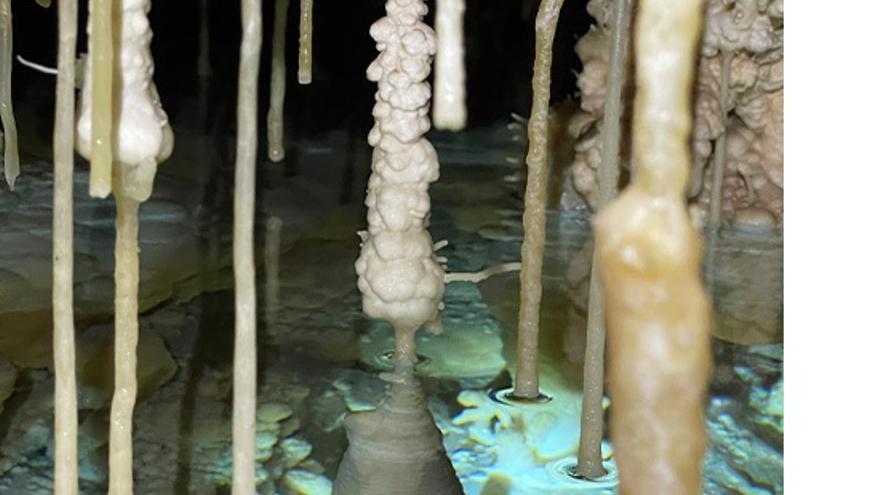 Depósitos minerales en las cuevas de Vallgornera (Mallorca)