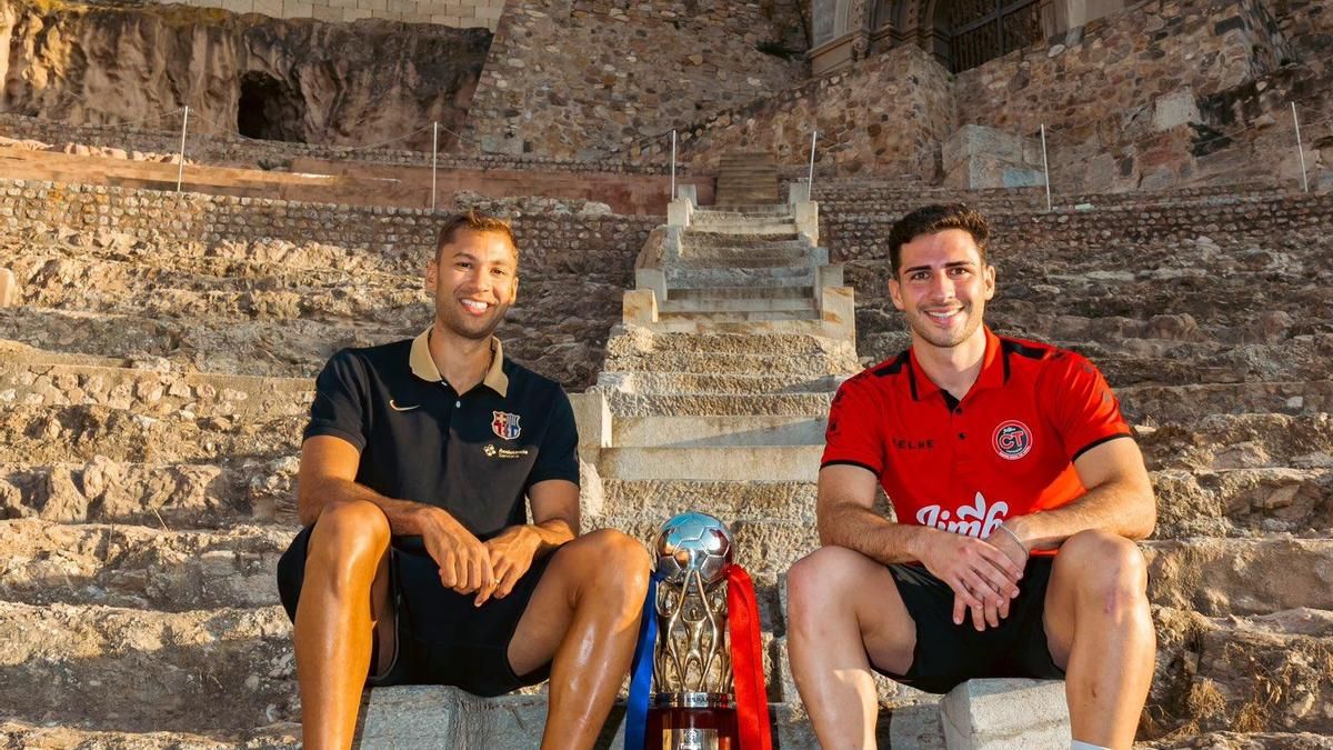 Pito, del Barça, y Pablo Ramírez, del Jimbee Cartagena, en el Teatro Romano con el trofeo