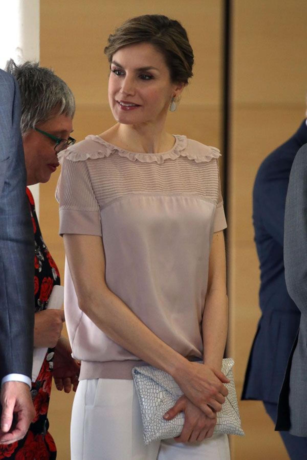 Detalle del look rosa y blanco de Letizia Ortiz en Gran Canaria