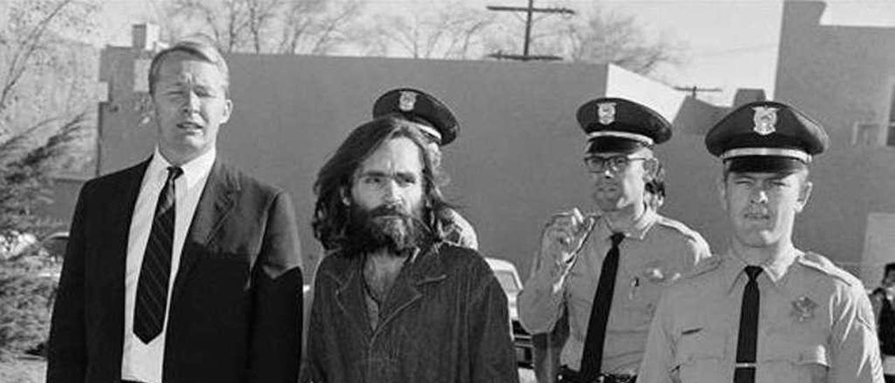 Charles Manson, en el centro, en un momento de su detención.