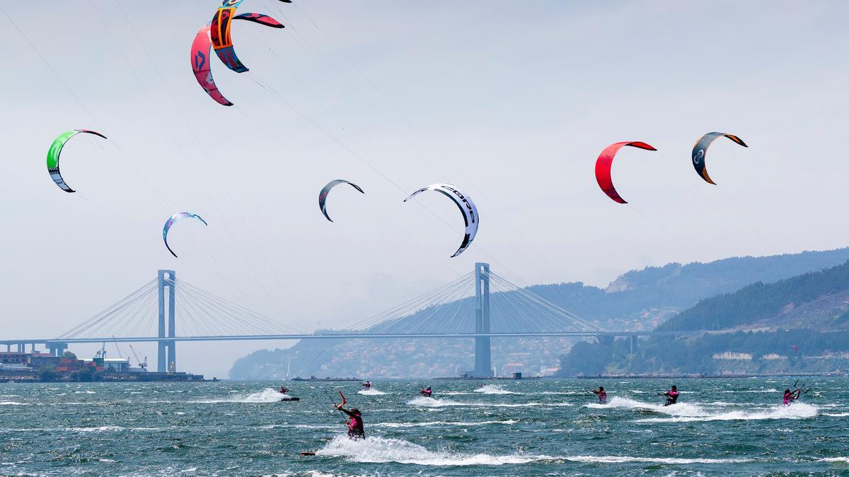 Competidores en un campeonato de kitesurf en la Ensenada de San Simón.