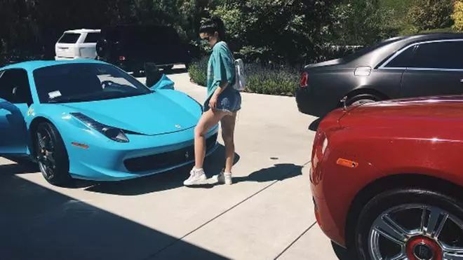 La colección de lujosos coches de Kylie Jenner