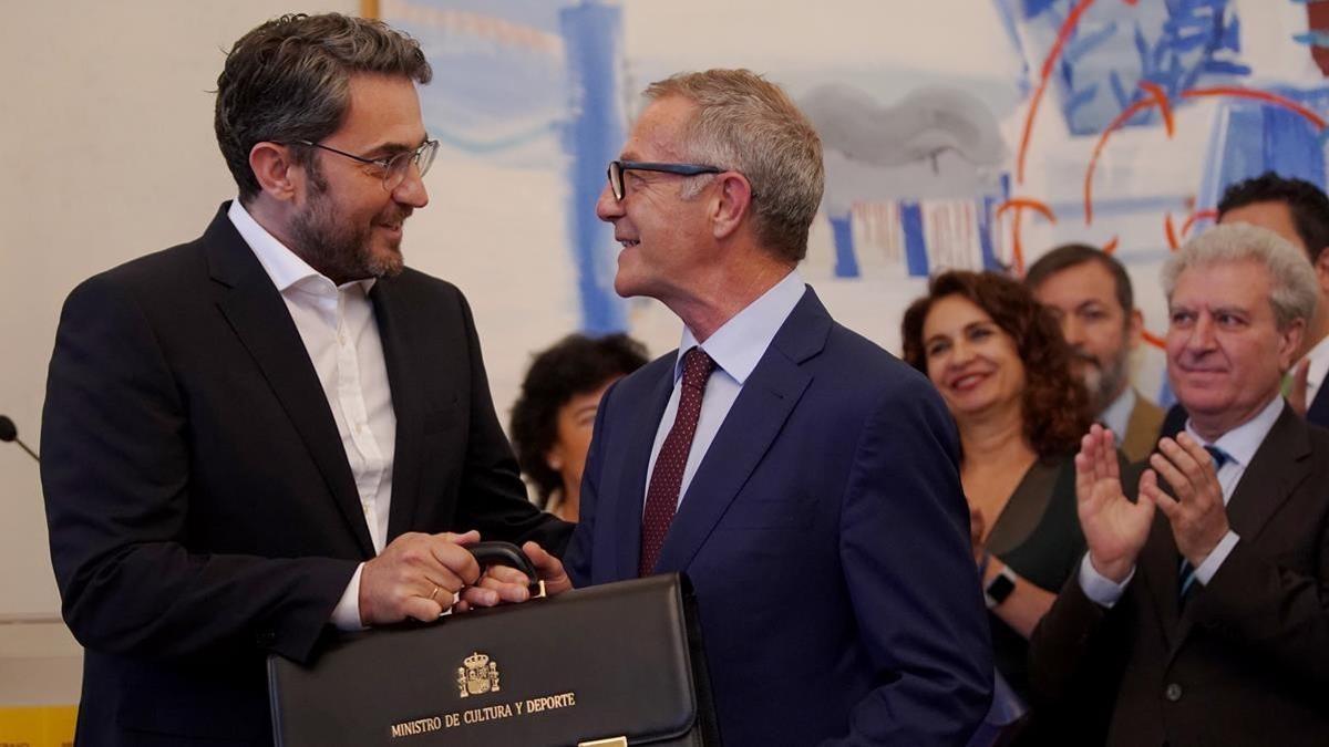 Màxim Huerta cediendo la cartera al nuevo ministro de Cultura, José Guirao.