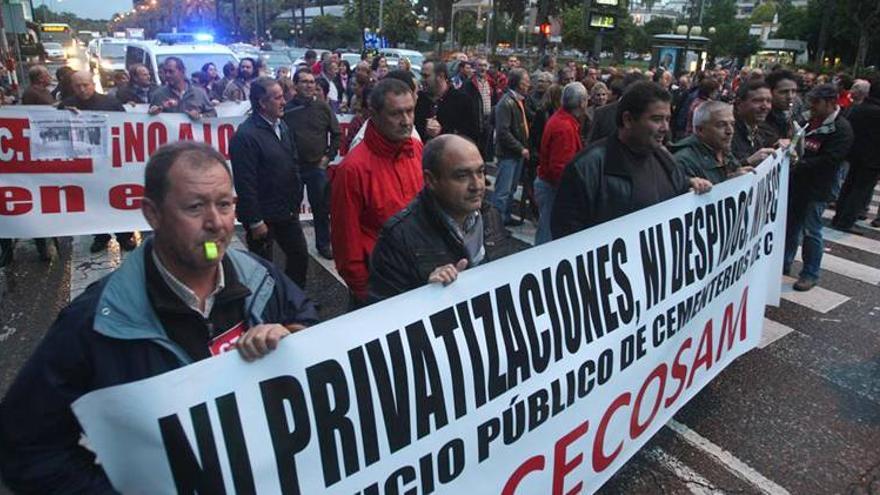 Empleados municipales protestan contra los recortes y los despidos