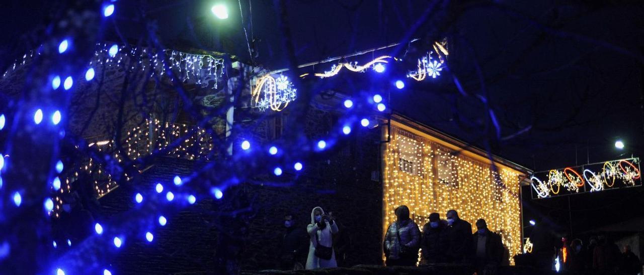 Arcos de luz y elementos colgantes en la fachada de una vivienda.  | // BERNABÉ/JAVIER LALÍN