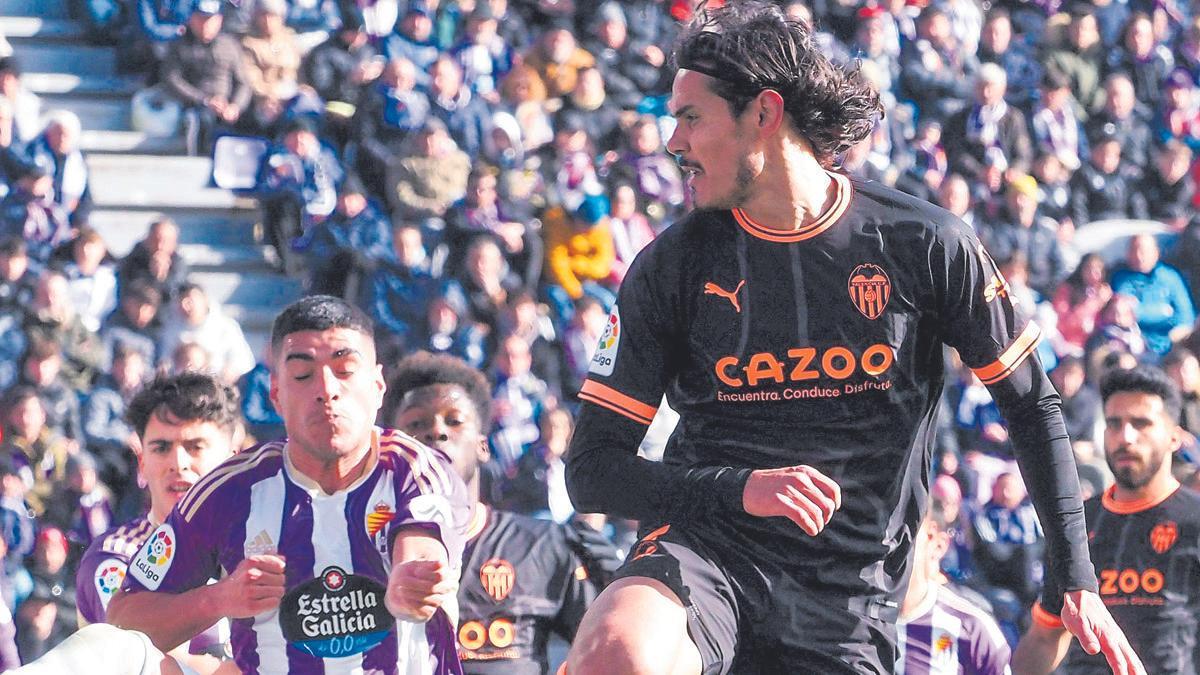 Edinson Cavani, rematando de cabeza frente al Valladolid