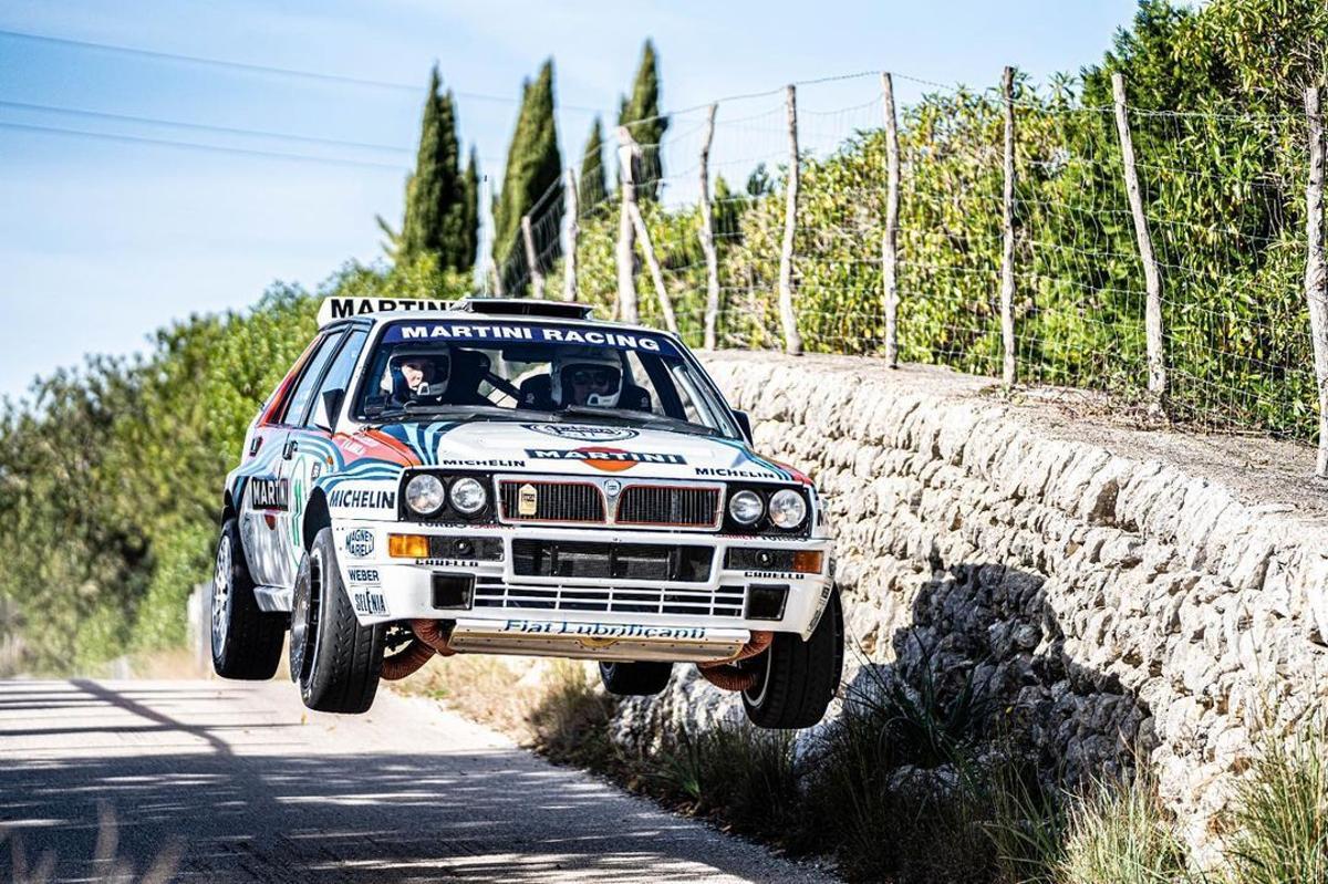 Espectacular imagen de un Lancia durante un tramo del Rally Clásico Isla de Mallorca 2023