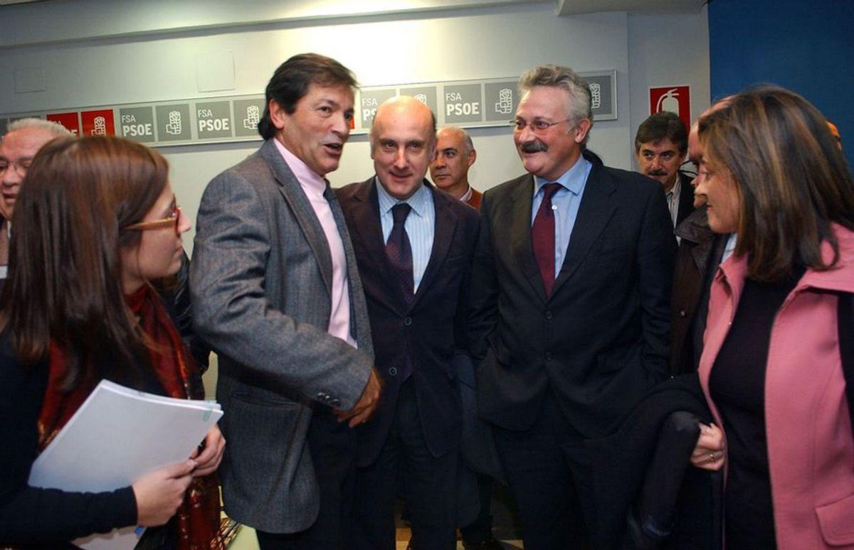 Por la izquierda, Adriana Lastra, Javier Fernández, Juan Fernández Pereiro, Antonio Trevín y Ana Rosa Migoya, en la sede de la FSA. | NACHO OREJAS
